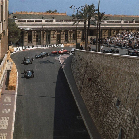 GP de Monaco , virage de la gare : tous à la poursuite de Graham Hill : Jim est en deuxième position GP de Monaco , virage de la gare : tous à la poursuite de Graham Hill : Jim est en deuxième position